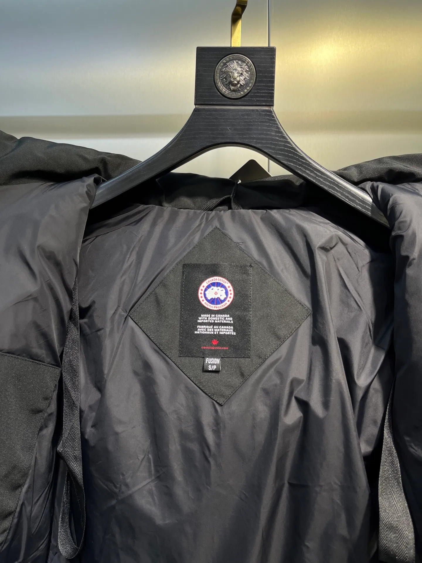 P860 Canada Goose Canada # Expedition04 Parker, a treasure of Canadian origin! Limited supply worldwide! Canada Goose Model 04 is a top-notch couple model, polar cold-proof outdoor series fur collar detachable hooded parka down jacket, the first Goose in 2024. I hope my partners like the top quality, and I hope everyone can evaluate it together! The most popular cool items of the Big Goose family in 2024 are online. The same popular product of Yi Yang Qianxi is said to be a joint limited edition Big Goose that cannot be bought in autumn and winter. If you dislike the sameness of the Big Goose in the past, then this model will definitely give you a different experience! This year's most powerful couple's collection for autumn and winter is online, a top-notch luxurious ready-to-wear style, paired with an outdoor warm down jacket with great style and charm! The most standard and classic items of the Daye family in the past two years are equipped with unique reflective stripes for embellishment, which further shows the high-end fashion performance effect. With the embellishment of hardware buckles, it has excellent performance effect. The upper body is clean, simple and elegant, even for urban leisure. It is suitable for various occasions. Designed with large pockets, this model has a large capacity and is equipped with reflective stripes, making it safer at night. It is suitable for various adventure activities. It is made of windproof and waterproof technical materials. The interior is filled with full white duck down, which is absolutely cold-proof and warm. It also has a stand-up collar design and fine fluff at the collar, with meticulous attention to detail! The charm of this model is also more spiritual, and the upper body has more temperament and specifications. It perfectly shows the ultra-high standard of fashionable performance of this model, integrating outdoor and life, and you can even create high-street wear! The most pinnacle limited-edition goose that we have presented so far, both in terms of design and detailed materials, it is completely outstanding. The grand and evergreen version design is matched with cool reflective elements. The overall appearance can be said to be quite high, and it has that kind of powerful outdoor performance! It combines high-end casual attributes with high-street style. It is high-grade, domineering, warm, and beautiful. The visibility of the upper body is quite strong, and the configuration of the owl element is highly brand-recognizable. It fully complements the overall brand performance and visual effects, and also has the high-end sense of fashion and fashionable performance. It is a must-buy product because it is the most awesome down brand on the planet and one of Canada's three national treasure brands. It is also a sentimental down luxury brand. In the field of polar cold-proof clothing, Goose has made an irreplaceable contribution... Size: xs s m l xl